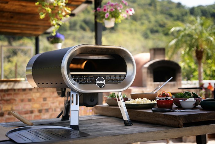 Cuisson en plein air sur un plan de travail en bois, style atelier rustique
